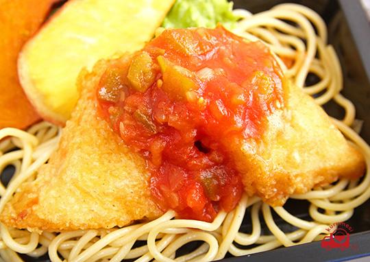 ひまわり自家製 白身魚のフリッター サルサソース贅沢弁当 1 080円 キッチンひまわり 関西 の弁当配達 くるめし弁当