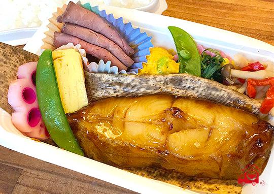 からすカレイの照り焼きとローストビーフ 1 000円 京漬魚 碧家の弁当配達 くるめし弁当