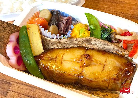 からすカレイの照り焼きと牛肉と野菜の炊合せ 1 000円 京漬魚 碧家の弁当配達 くるめし弁当