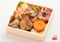 彩りいなり3種とバルサミコ酢鶏のお弁当 770円 彩りいなり にじなりの弁当配達 くるめし弁当