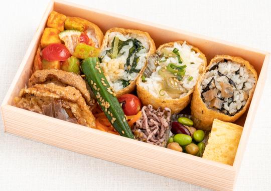 ヴィーガン いなり4種と車ふの唐揚げのお弁当 1 080円 彩りいなり にじなりの弁当配達 くるめし弁当