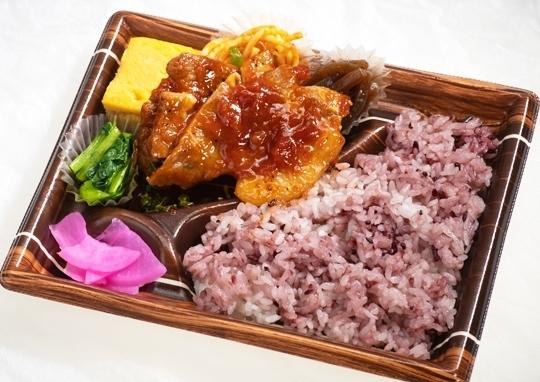 横浜発祥 自慢のポークチャップ弁当 750円 横濱うお時の弁当配達 くるめし弁当