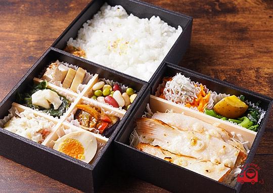 お肉多め サーロインステーキ牛 希少 慶弔事にも最適な三段重 2 320円 和洋創作 葵 あおい くるめし弁当