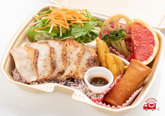 エスニック豚トロステーキ弁当 800円 プリックプリックタイの弁当配達 くるめし弁当