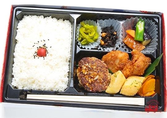 地鶏からあげハンバーグ弁当 700円 Baku Baku弁当の弁当配達 くるめし弁当