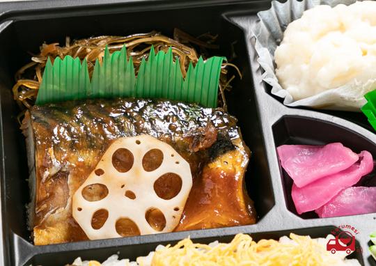 鯖の味噌煮 豚肉卵とじ チラシ寿司弁当 Mt 425 999円 ロケ弁スリースターズの弁当配達 くるめし弁当