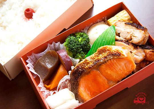 鮭 とりこうじ焼弁当 1 400円 ぎん香 ギンカ の弁当配達 くるめし弁当