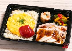 半熟卵のオムライス チーズハンバーグ 800円 Audi Cafe アウディ カフェ の弁当配達 くるめし弁当