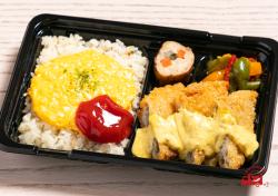 半熟卵のオムライス チーズハンバーグ 800円 Audi Cafe アウディ カフェ の弁当配達 くるめし弁当