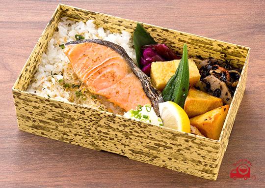 銀鮭の塩焼き ひもの屋弁当 1 000円 ひもの屋の弁当配達 くるめし弁当